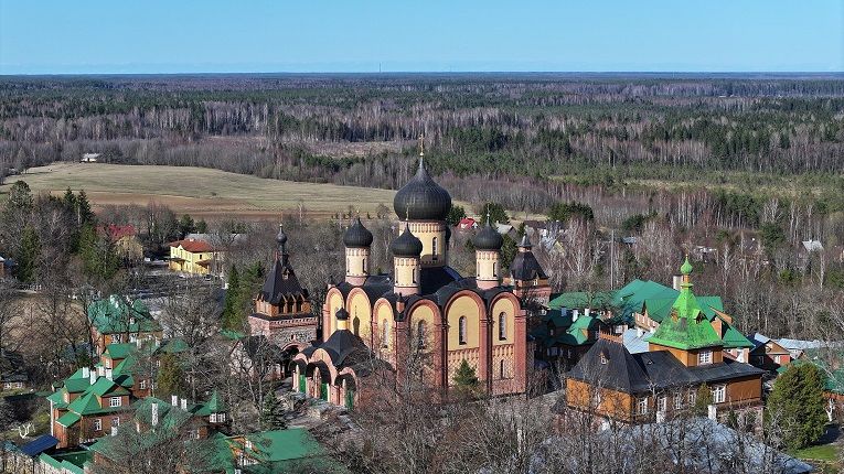 Московські чорти у рясах тиснуть на парламент Естонії
