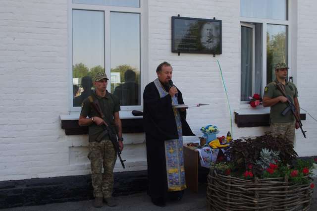 Воїна-Героя зі Старих Санжарів Олександра Іняткіна увічнили у граніті_5