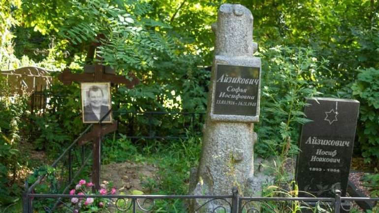 Полтавську молодь змушують прибирати сміття за сіоністами