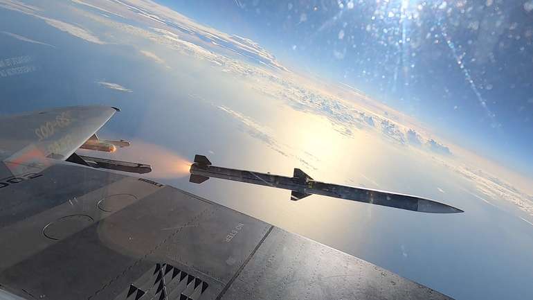 Запуск ракети AIM-120 з борту винищувача.