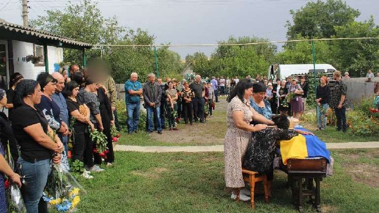 У Зінькові поховали майданівця і добровольця Романа Юмашева