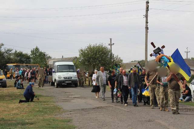 У Зінькові поховали майданівця і добровольця Романа Юмашева_1