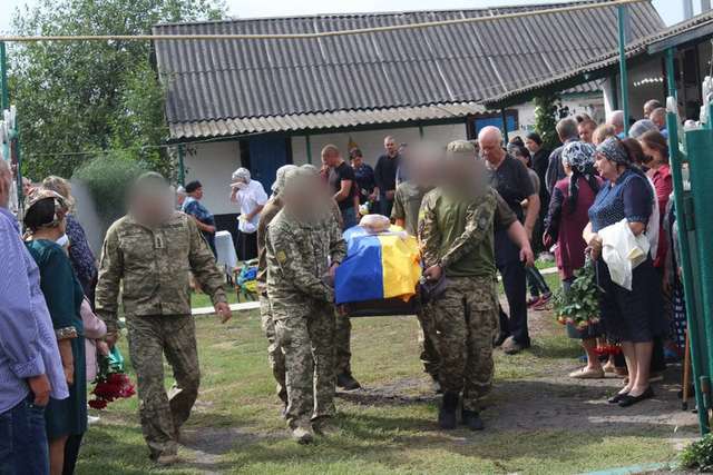 У Зінькові поховали майданівця і добровольця Романа Юмашева_7