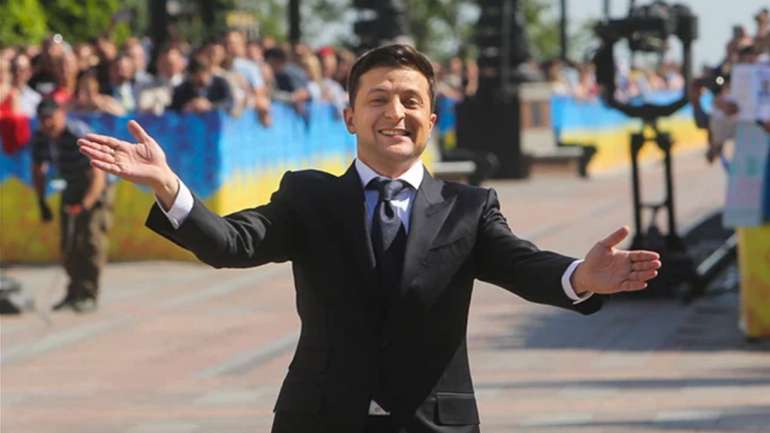 Україна поділилась на дві країни: одна країна - воює, інша - кайфує...