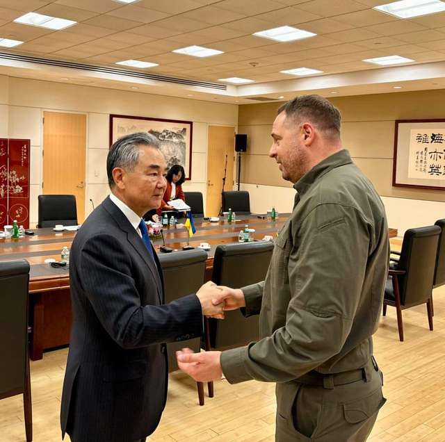 Глава держави Єрмак зустрівся з очільником МЗС Китаю Ван Ї_1