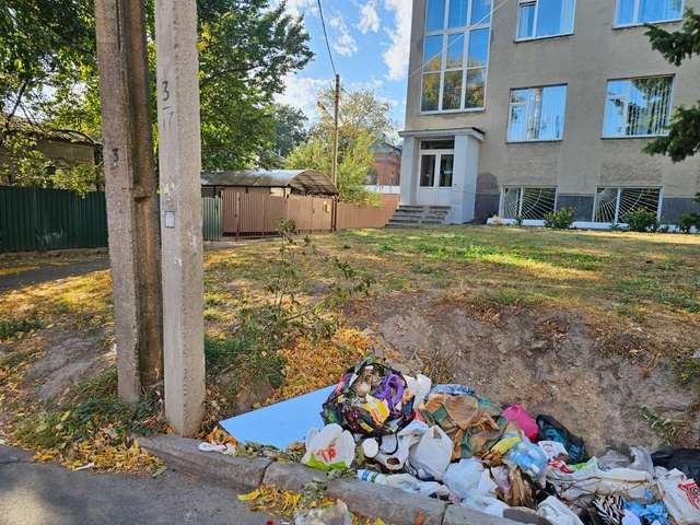Ямщики влаштували собі чергове сміттєзвалище під стінами музичного училища.