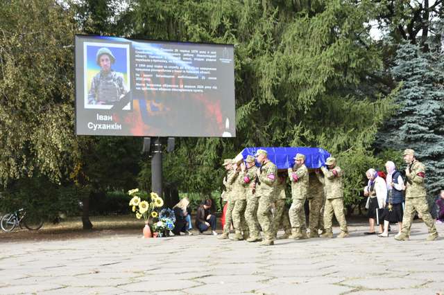 Герої вмирають — у Пирятин «на щиті» повернувся фронтовик Іван Суханкін_5
