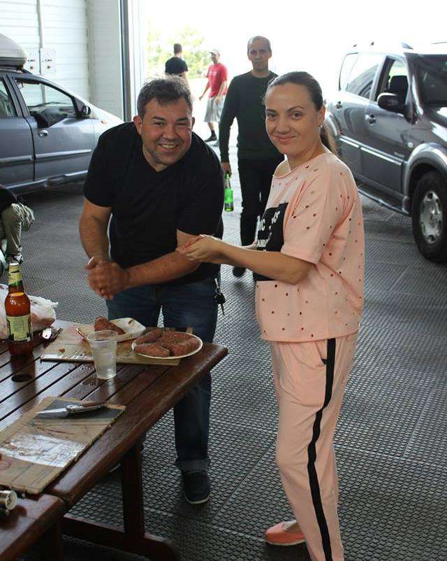 «Карп і Кувіта пригощають гостей у себе вдома». «Дома» — це гараж Межигір’я влітку, де стіл накрито для тусовки «Автомайдан-Київ».