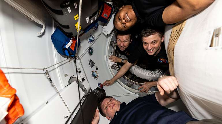 Члени екіпажу місії SpaceX Crew-8 повернулися на Землю