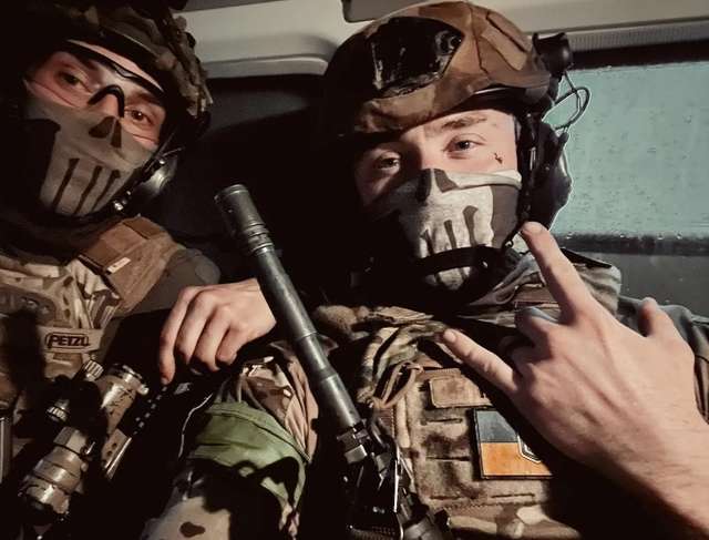 Таннель Кріґґуль (ліворуч) і Гєрман Барінов (праворуч) у боях за Бахмут (весна 2023 року)