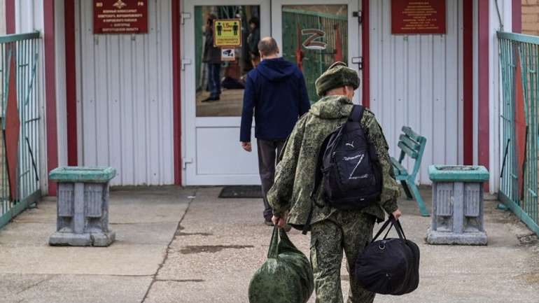 Окупанти примусово мобілізують українців у Запорізькій і Херсонській областях