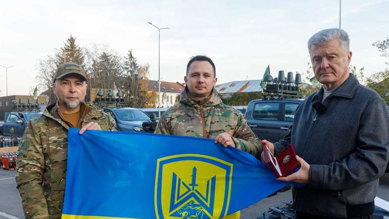 Петра Порошенка нагороджено відзнакою командира 1 ОШБ — орденом «Хрест Да Вінчі»