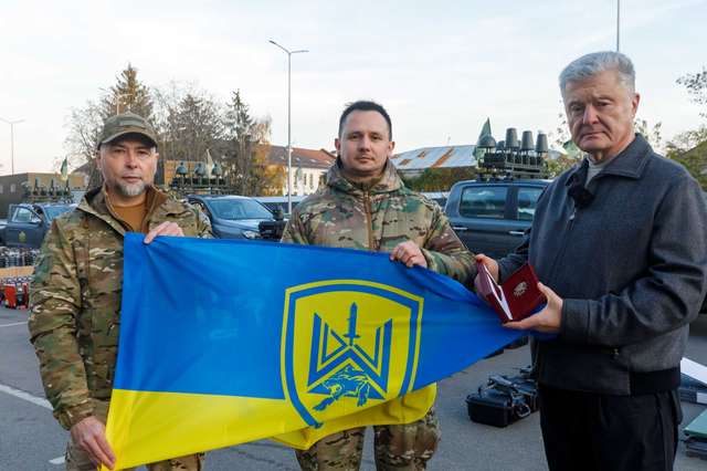 Петра Порошенка нагороджено відзнакою командира 1 ОШБ — орденом «Хрест Да Вінчі»_5