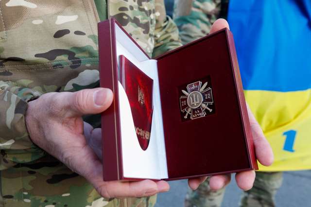 Петра Порошенка нагороджено відзнакою командира 1 ОШБ — орденом «Хрест Да Вінчі»_7