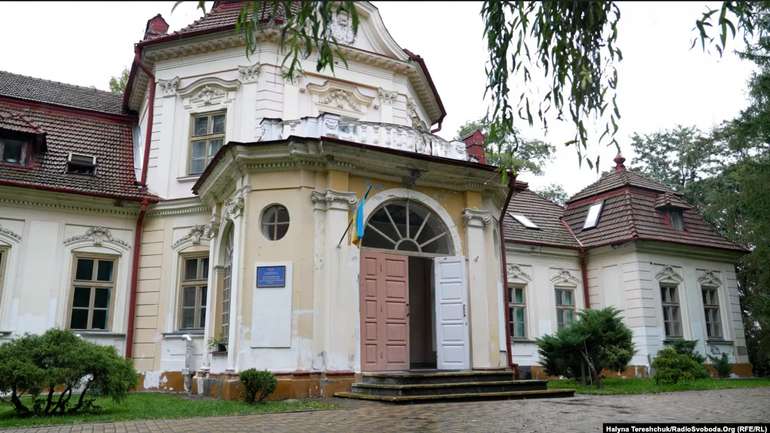 Навчально-реабілітаійний заклад у Великому Любіні розташований у палаці ХVIII століття, який належав родині Яблоновських
