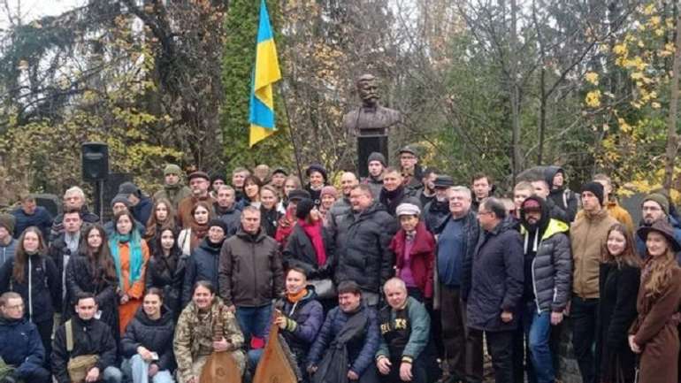 Новий пам'ятник Миколі Міхновському забронзовів у Києві