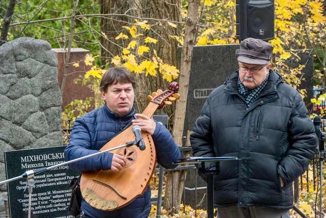 Новий пам'ятник Миколі Міхновському забронзовів у Києві_1