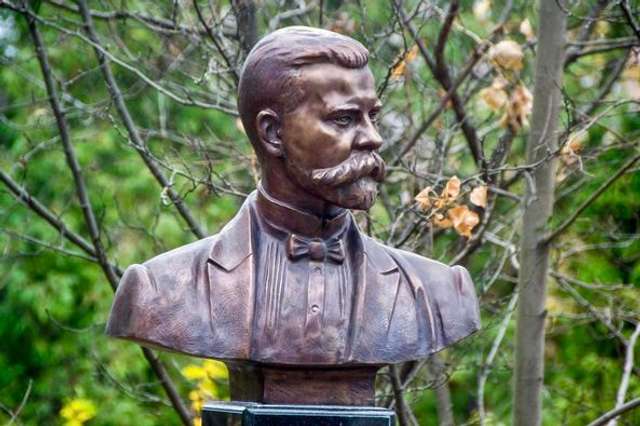 Новий пам'ятник Миколі Міхновському забронзовів у Києві_3