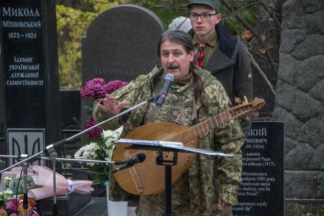 Новий пам'ятник Миколі Міхновському забронзовів у Києві_7