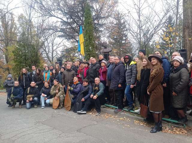 Новий пам'ятник Миколі Міхновському забронзовів у Києві_5