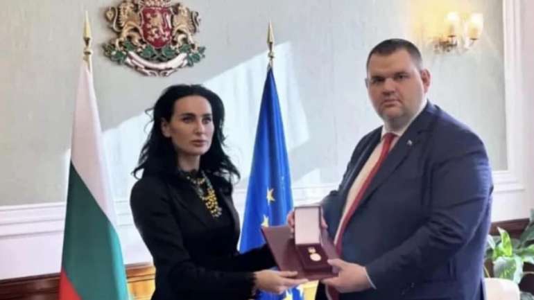 Посол України в Болгарії Ілащук вручила грамоту ВРУ підсанкційному олігарху Пеєвському
