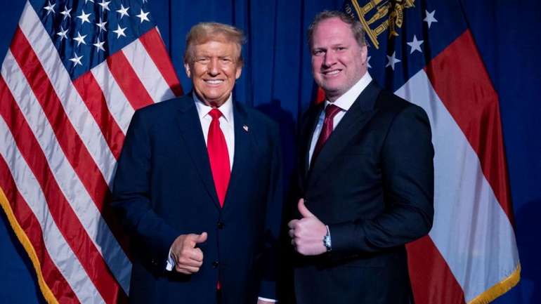 Дональд Трамп і адвокат компанії Sinclair & Wilde Даніель Лі Дельнеро