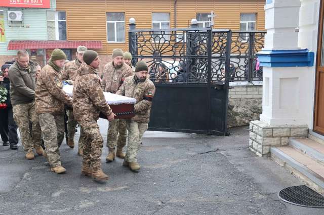 Лохвиця у жалобі, «на щиті» український захисник Олександр Комірний_3