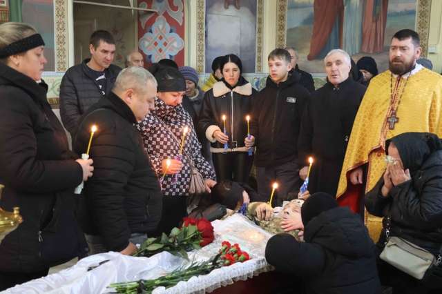 Лохвиця у жалобі, «на щиті» український захисник Олександр Комірний_5