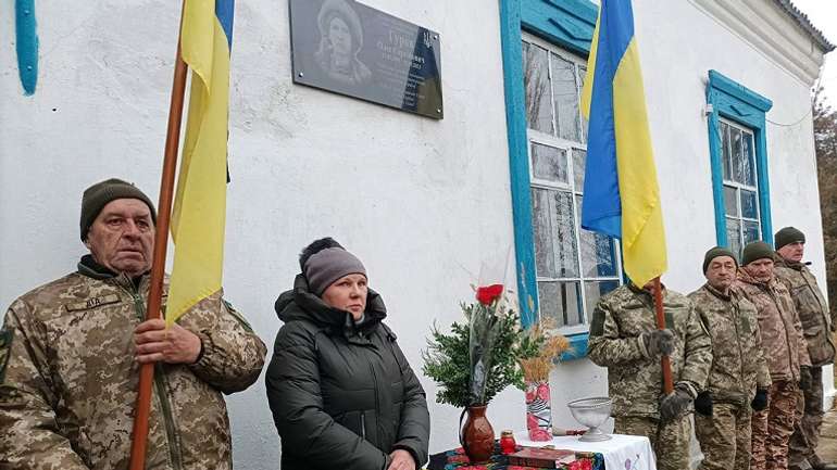 Полеглому воїну Олегові Гурову відкрили меморіальну табличку у Кобеляках