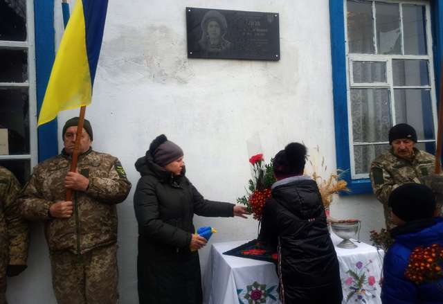 Полеглому воїну Олегові Гурову відкрили меморіальну табличку у Кобеляках_1