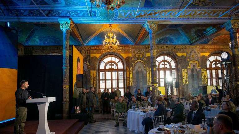 Трапезний храм Києво-Печерської Лаври перетворили на трибуну зелених хунвейбінів
