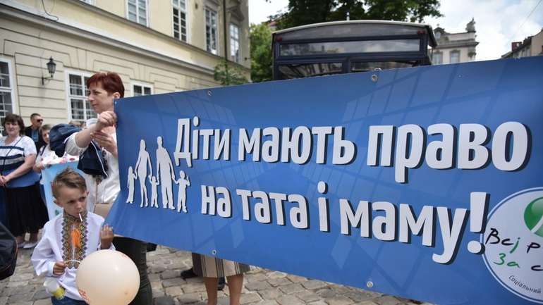 За перше півріччя Україні народилося втричі менше ніж померло