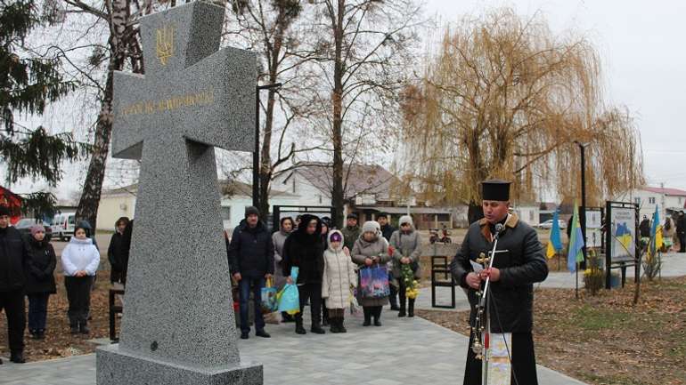 У Мачухах відкрили Алею Слави Героїв