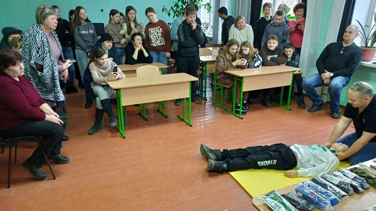 Лохвицьких школярів навчають першої домедичної допомоги