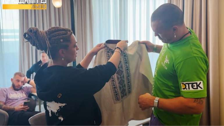 Ми ніколи б не подарували родинну вишиванку такому, як Усик!