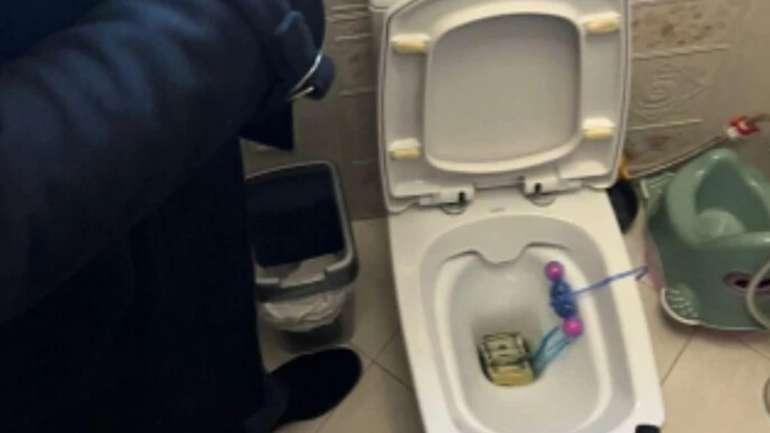 Ховав хабар в унітазі