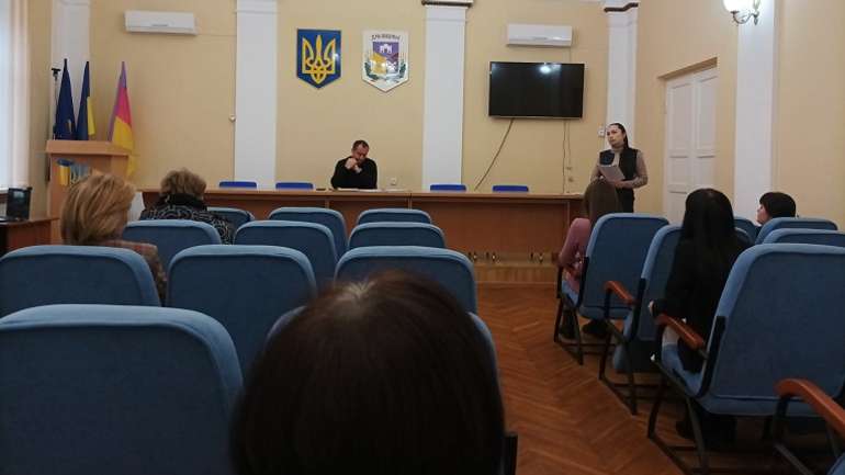 Влада Диканьки тринькає гроші на себе, а школи ремонтують меценати