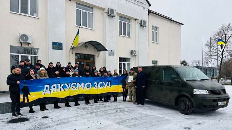 Земляки Миколи Гоголя передали автівку фронтовикам ЗСУ