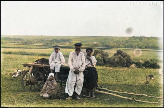 Селянська родина під час жнив на Полтавщині (1913 рік)