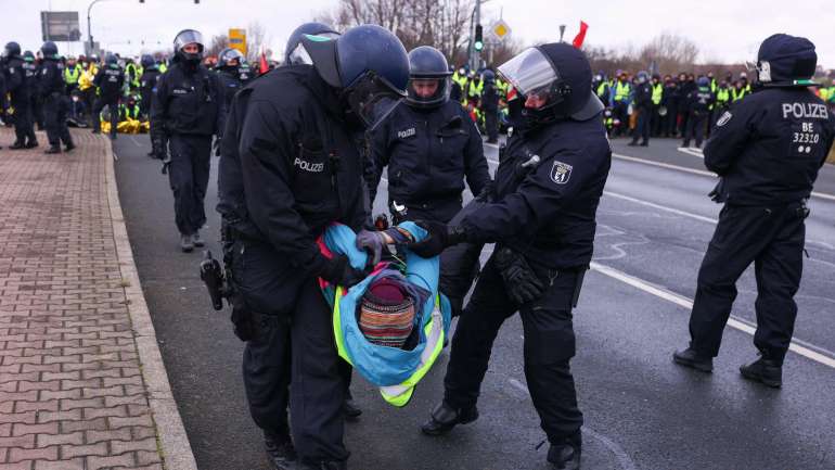 У Німеччині спалахнули масові протести на тлі конференції ультраправої партії AfD