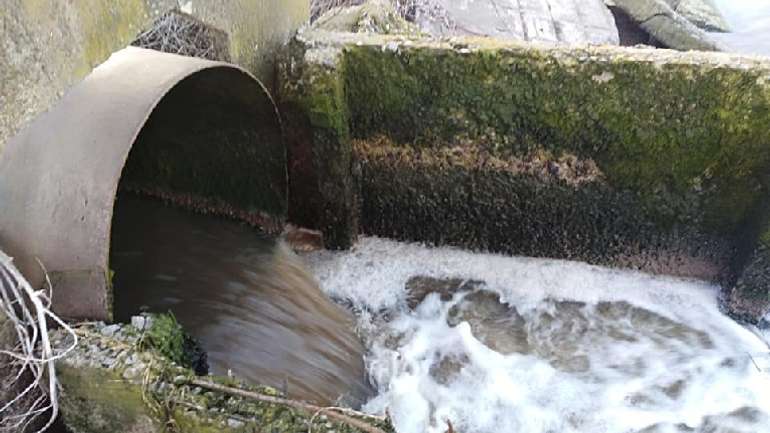 На Київщини комунальники зливають нечистоти у прилеглі водойми