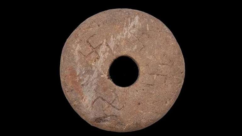 Норвезькі археологи розкопали прядку зі свастям