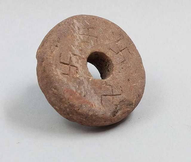 Норвезькі археологи розкопали прядку зі свастям_1