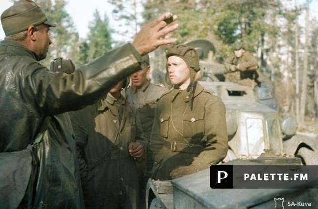 Майбутній лицар Хреста Маннергейма солдат Лаурі Тьорні отримує свій орден за заслуги (літо 1941 року)