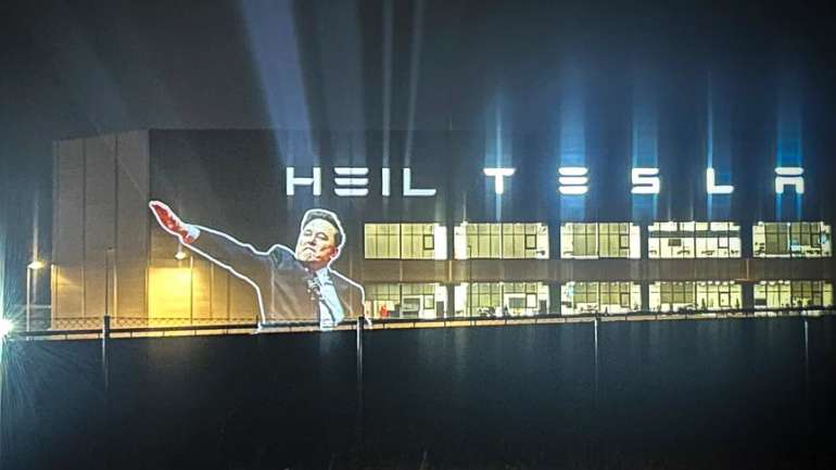 «Heil Tesla». Художники спроєктували зображення Маска на його завод у Німеччині