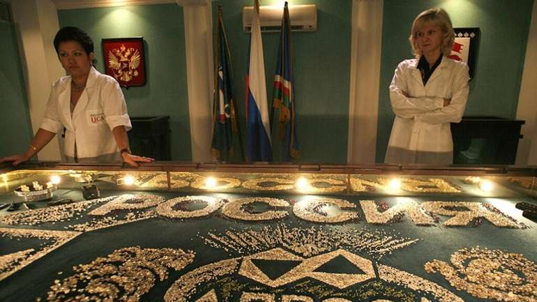 Найбільший у світі виробник алмазів досі банкує