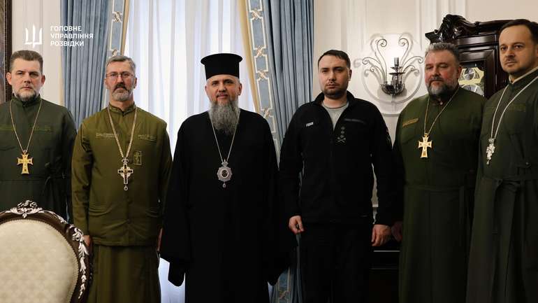 Кирило Буданов передав Предстоятелю ПЦУ Епіфанію віднайдену ікону ХІХ століття