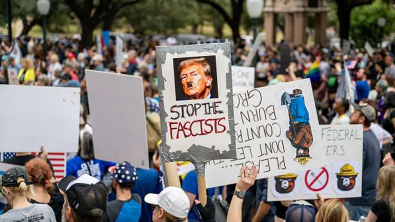У США люди вийшли на мітинги проти політики адміністрації Трампа