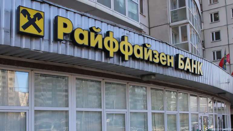 Зять Орбана цікавиться покупкою російського підрозділу Райффайзенбанку