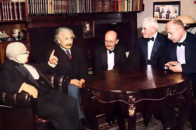 Макс Планк (посередині) в оточенні інших Нобелівських лауреатів